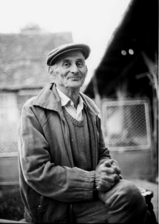 Herr Schaas, Kurator och begåvad berättare, en av de sista sachsarna i Reichesdorf.